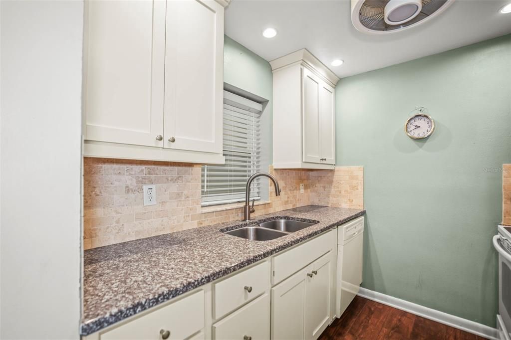 For Rent: $2,400 (2 beds, 2 baths, 875 Square Feet)