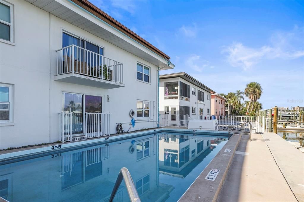 For Rent: $2,400 (2 beds, 2 baths, 875 Square Feet)