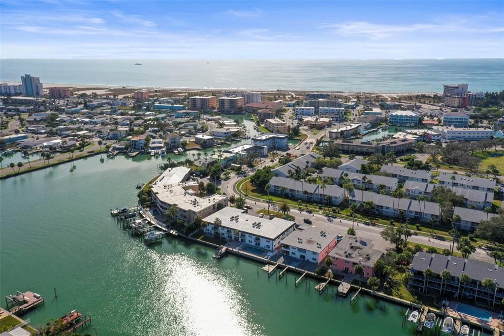 For Rent: $2,400 (2 beds, 2 baths, 875 Square Feet)