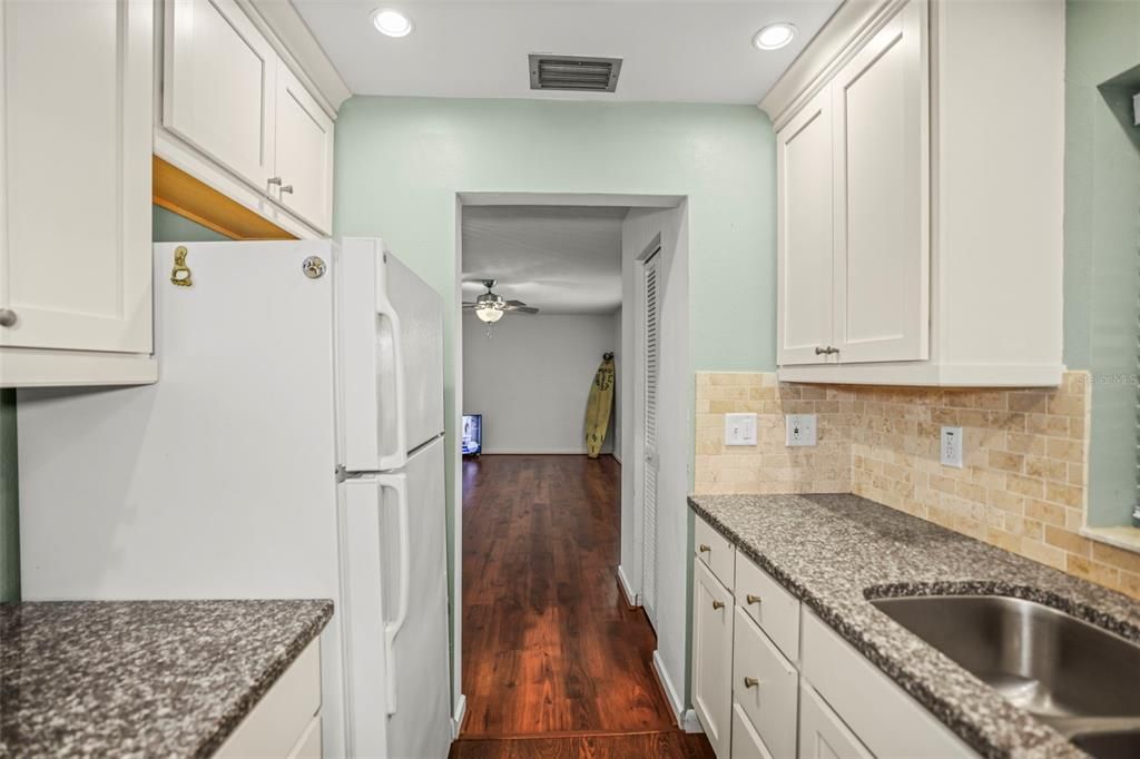 For Rent: $2,400 (2 beds, 2 baths, 875 Square Feet)