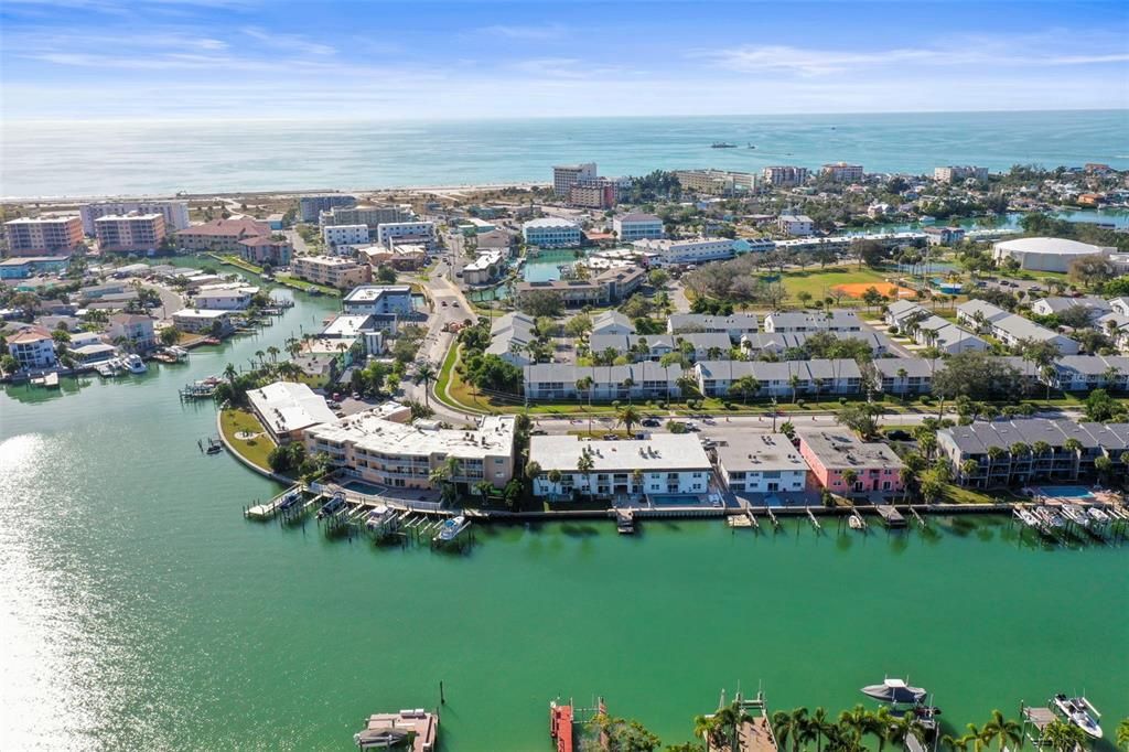 For Rent: $2,400 (2 beds, 2 baths, 875 Square Feet)