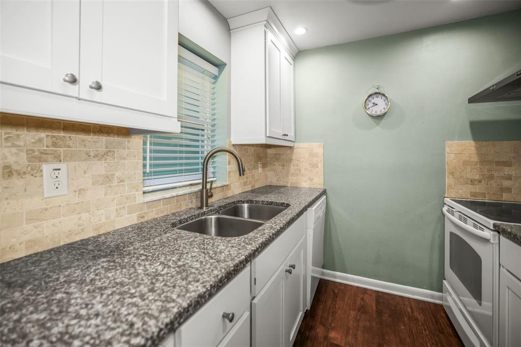 For Rent: $2,400 (2 beds, 2 baths, 875 Square Feet)