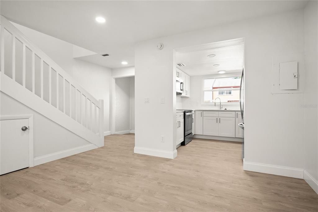 待售: $270,000 (2 贝兹, 1 浴室, 1048 平方英尺)