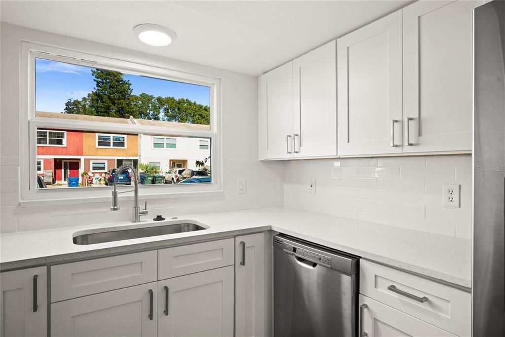 待售: $270,000 (2 贝兹, 1 浴室, 1048 平方英尺)