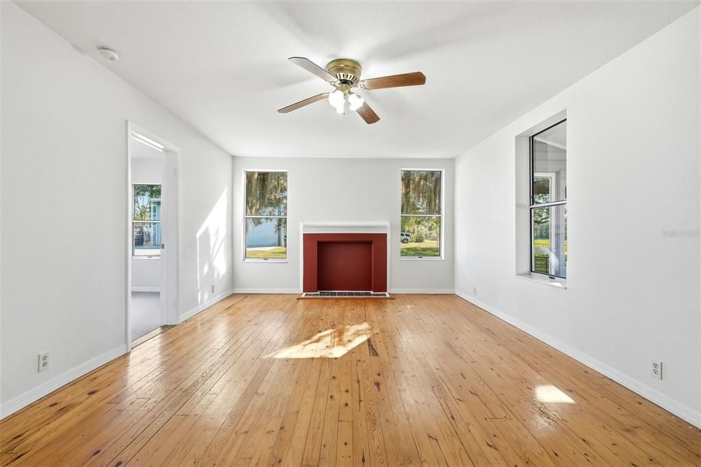 For Sale: $305,000 (3 beds, 1 baths, 1166 Square Feet)