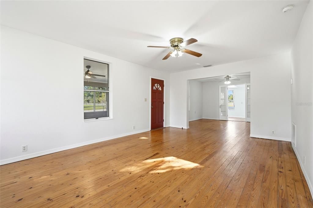 For Sale: $305,000 (3 beds, 1 baths, 1166 Square Feet)