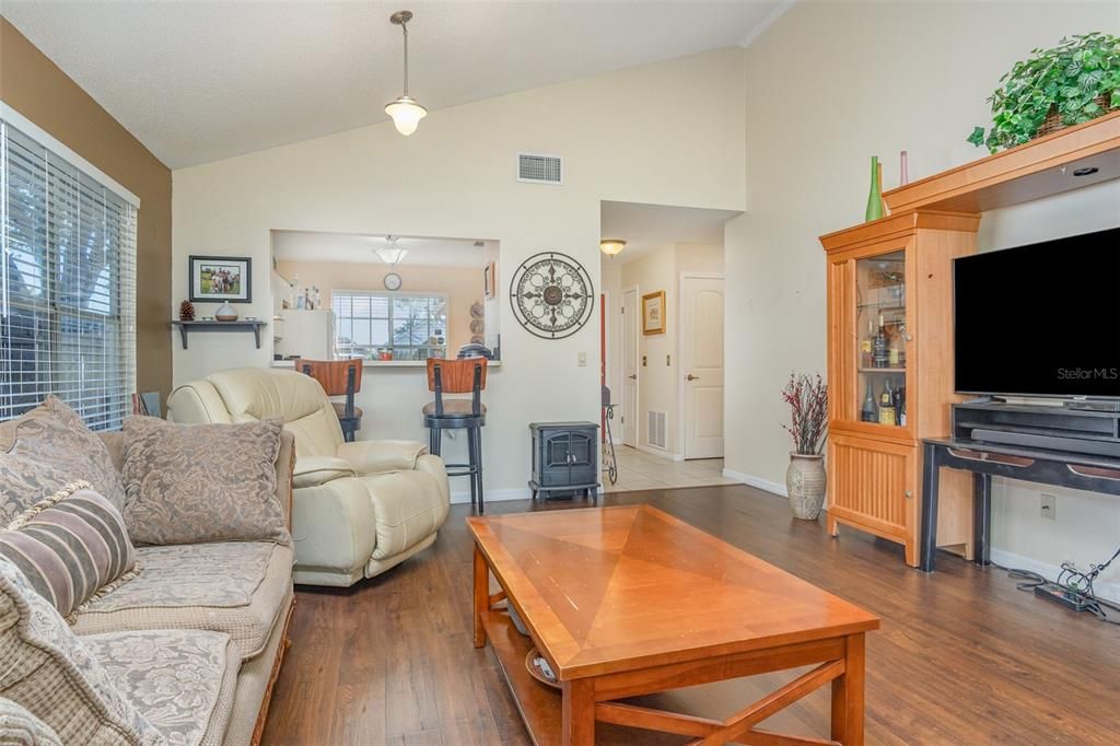 На продажу: $285,000 (2 спален, 2 ванн, 994 Квадратных фут)