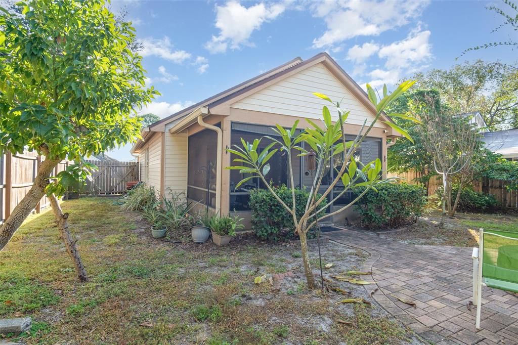 На продажу: $285,000 (2 спален, 2 ванн, 994 Квадратных фут)