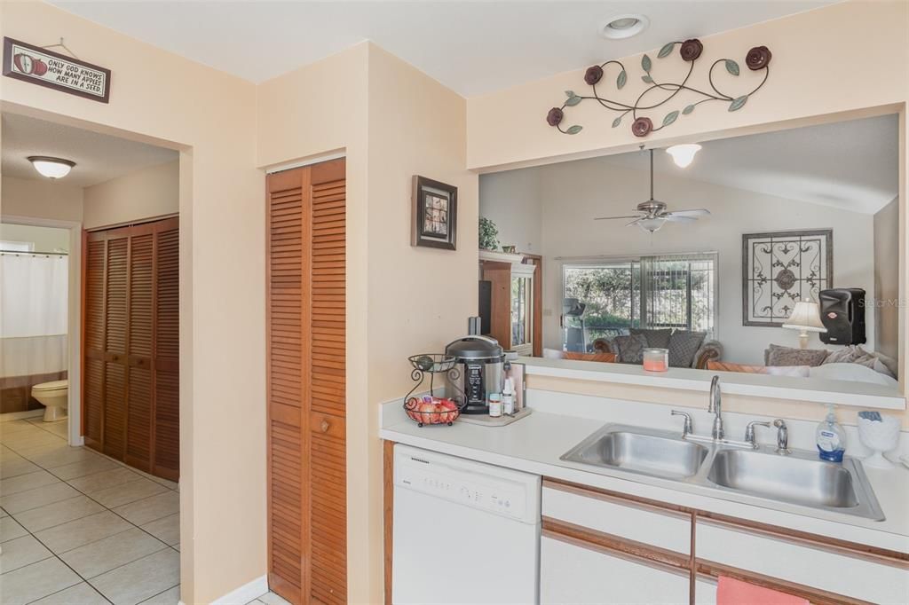 На продажу: $285,000 (2 спален, 2 ванн, 994 Квадратных фут)