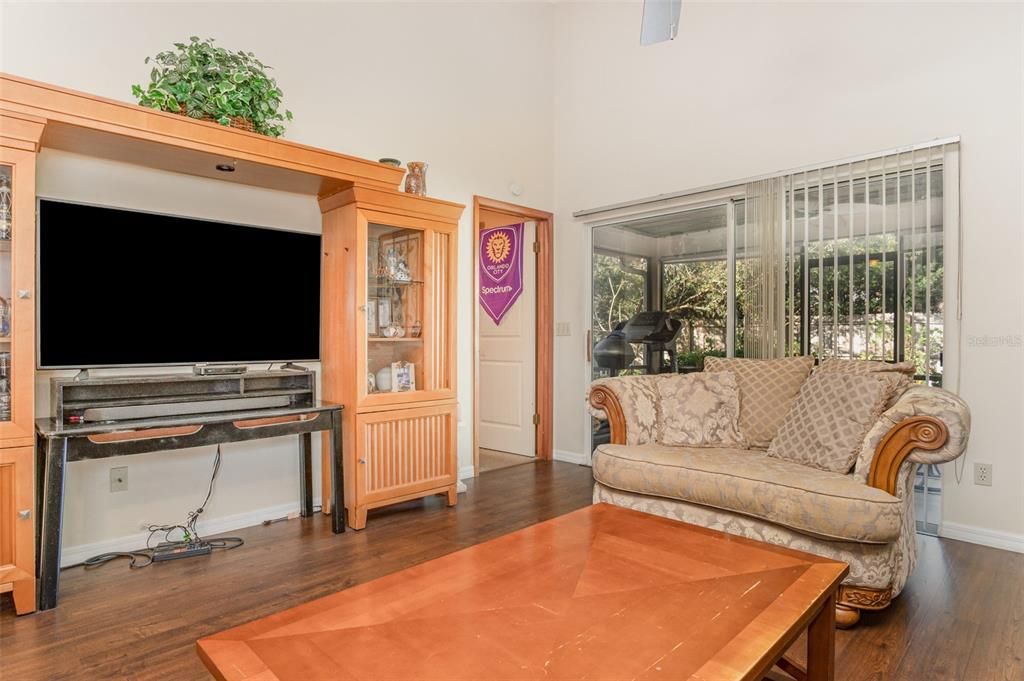 На продажу: $285,000 (2 спален, 2 ванн, 994 Квадратных фут)