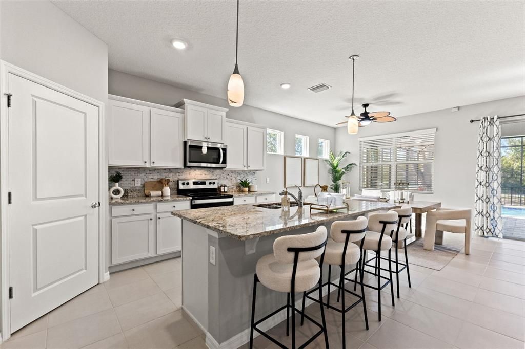 待售: $439,900 (4 贝兹, 2 浴室, 2090 平方英尺)