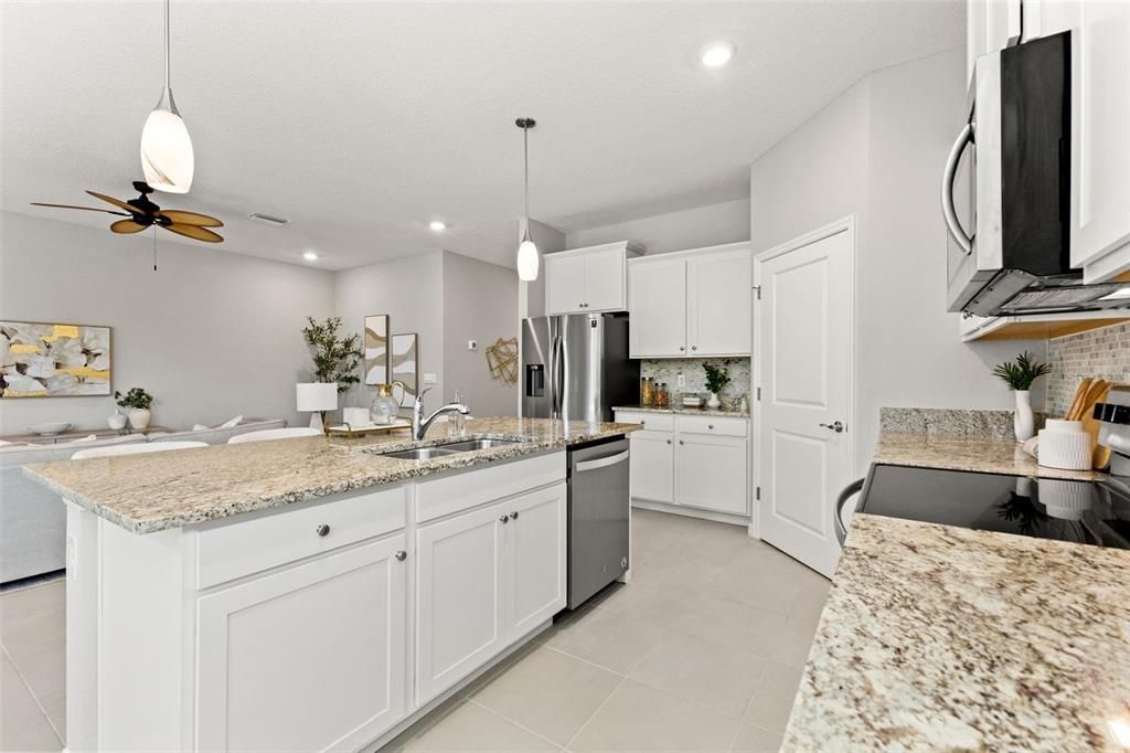 待售: $439,900 (4 贝兹, 2 浴室, 2090 平方英尺)