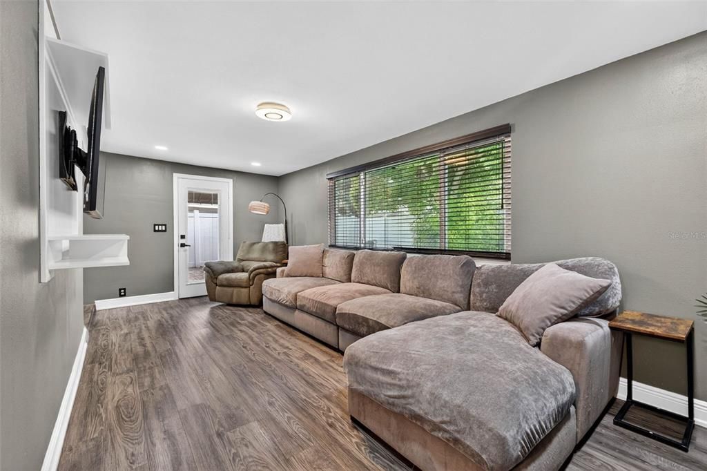 For Sale: $425,000 (2 beds, 2 baths, 1400 Square Feet)