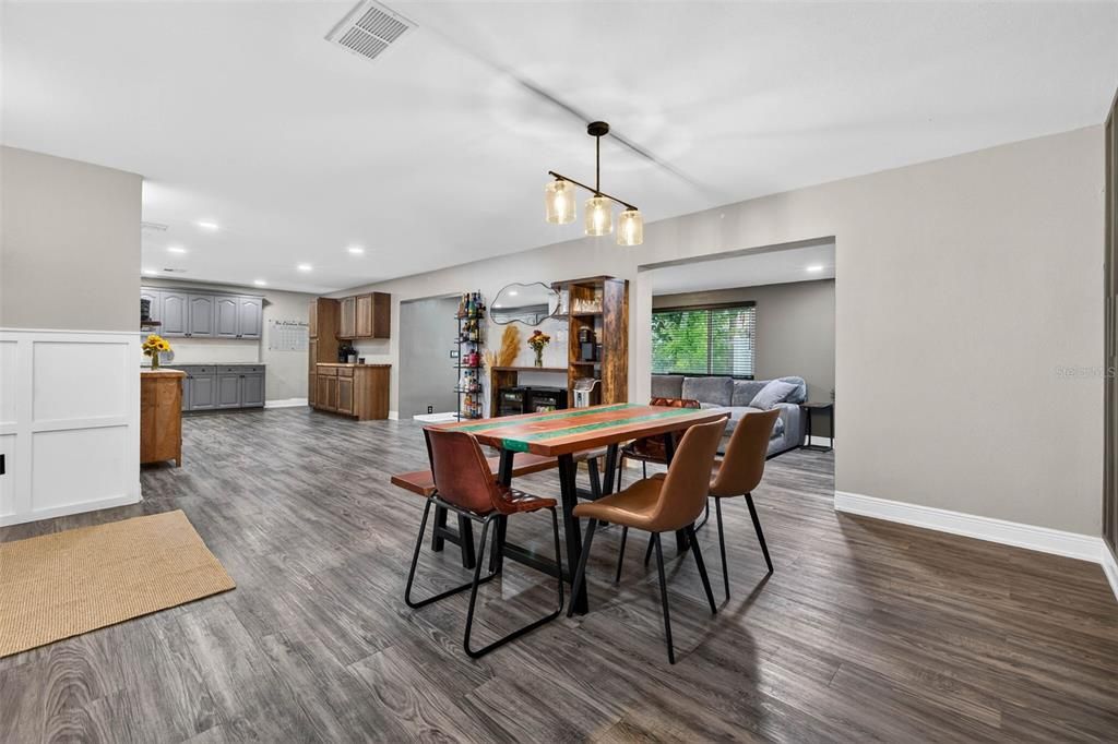 For Sale: $425,000 (2 beds, 2 baths, 1400 Square Feet)