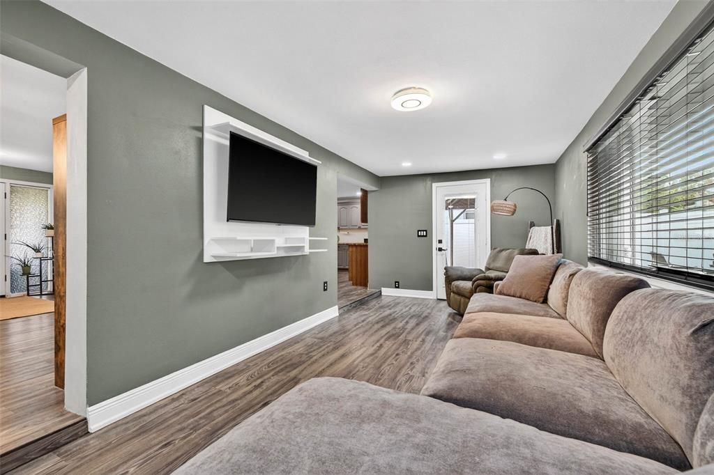 For Sale: $425,000 (2 beds, 2 baths, 1400 Square Feet)