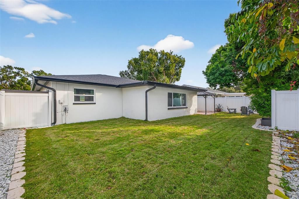 For Sale: $425,000 (2 beds, 2 baths, 1400 Square Feet)