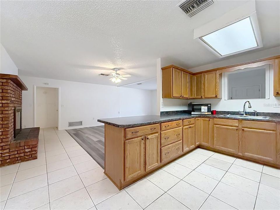 待售: $350,000 (3 贝兹, 2 浴室, 1930 平方英尺)