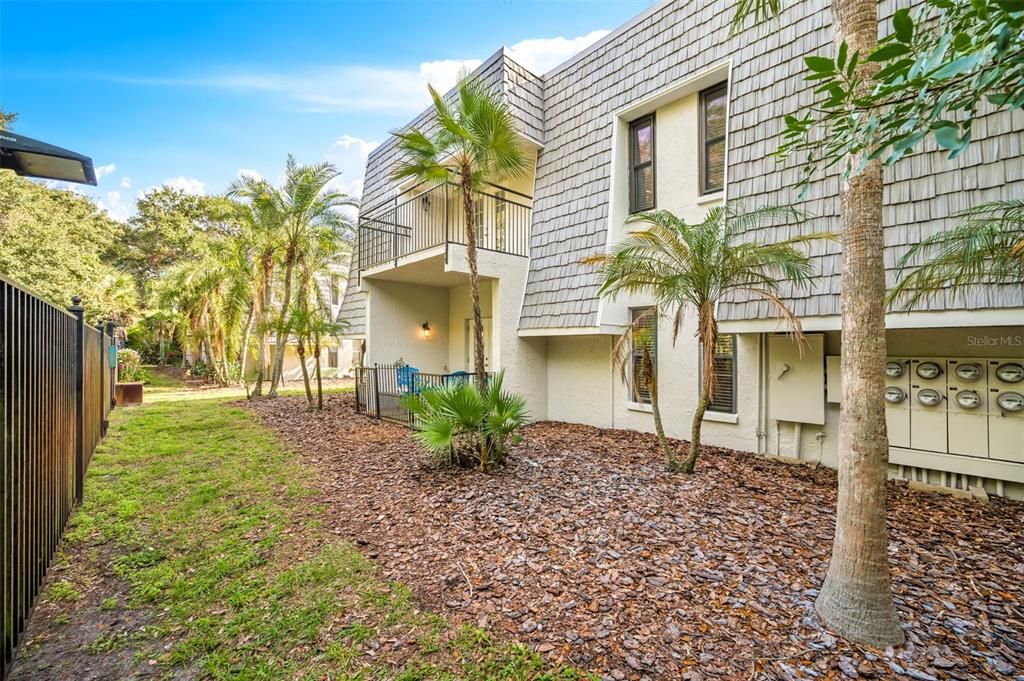 For Sale: $229,000 (1 beds, 1 baths, 818 Square Feet)