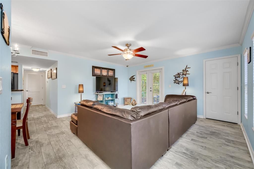 For Sale: $229,000 (1 beds, 1 baths, 818 Square Feet)