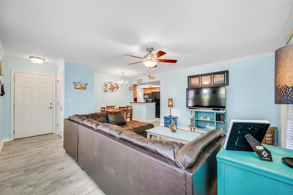 For Sale: $229,000 (1 beds, 1 baths, 818 Square Feet)