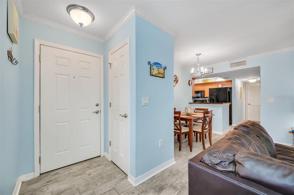 For Sale: $229,000 (1 beds, 1 baths, 818 Square Feet)