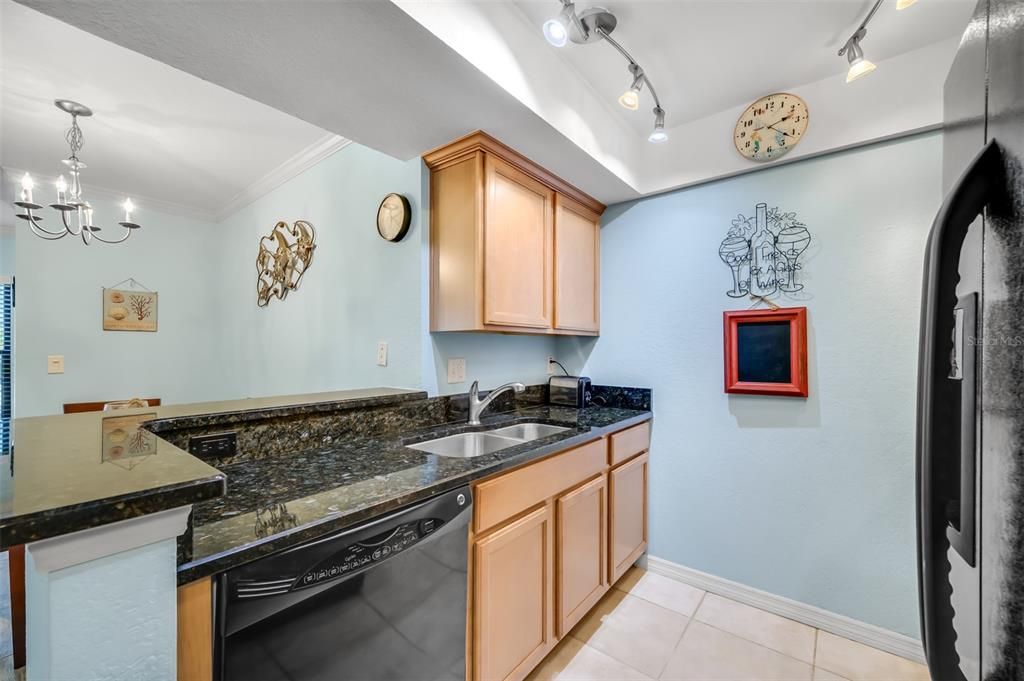 For Sale: $229,000 (1 beds, 1 baths, 818 Square Feet)