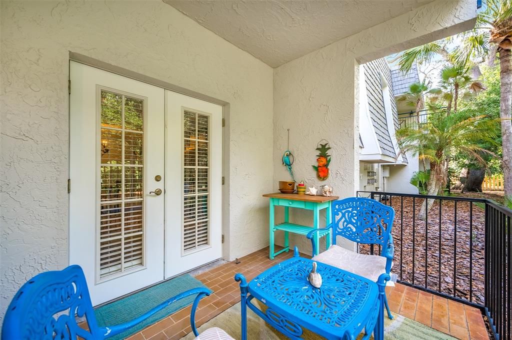 For Sale: $229,000 (1 beds, 1 baths, 818 Square Feet)