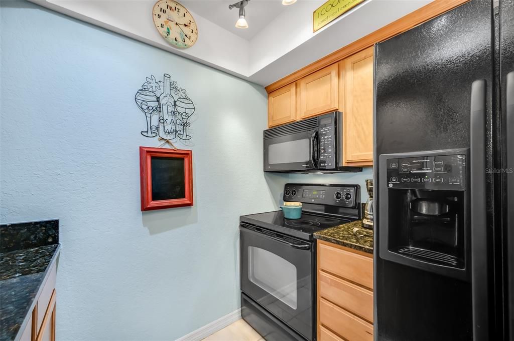 For Sale: $229,000 (1 beds, 1 baths, 818 Square Feet)