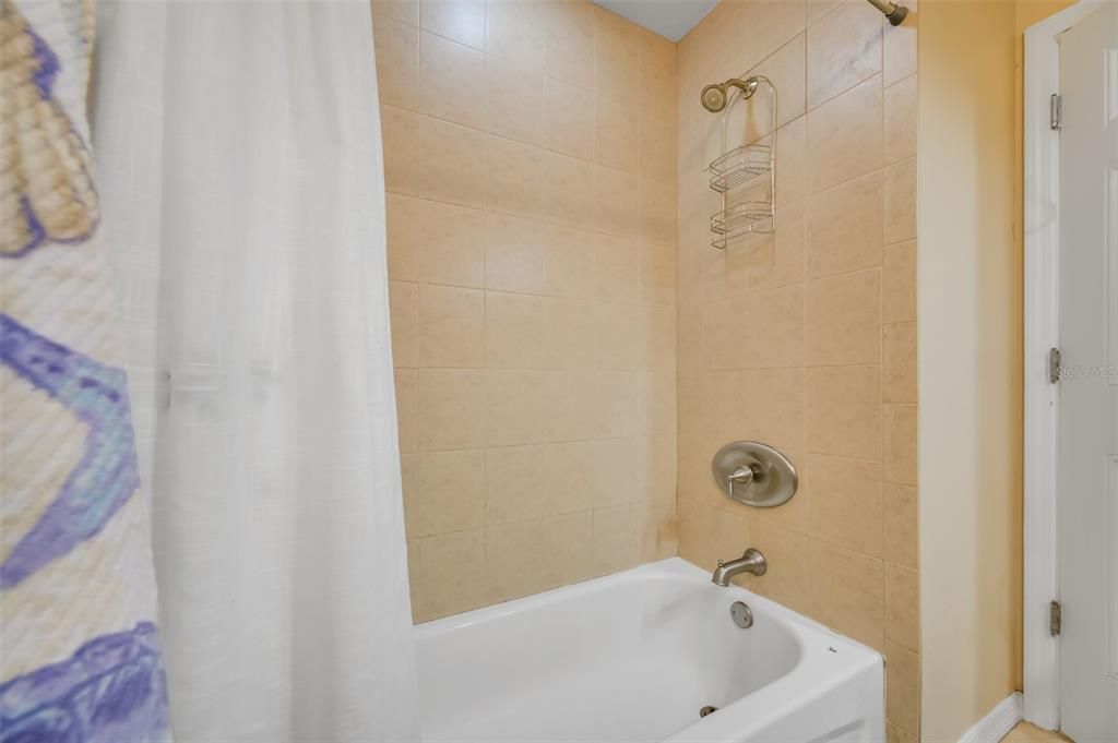 For Sale: $229,000 (1 beds, 1 baths, 818 Square Feet)