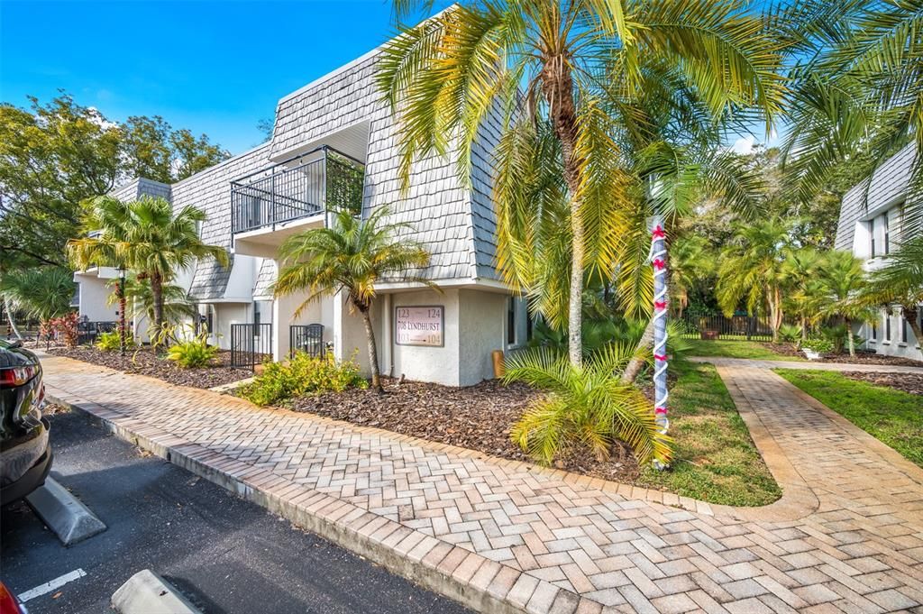 For Sale: $229,000 (1 beds, 1 baths, 818 Square Feet)