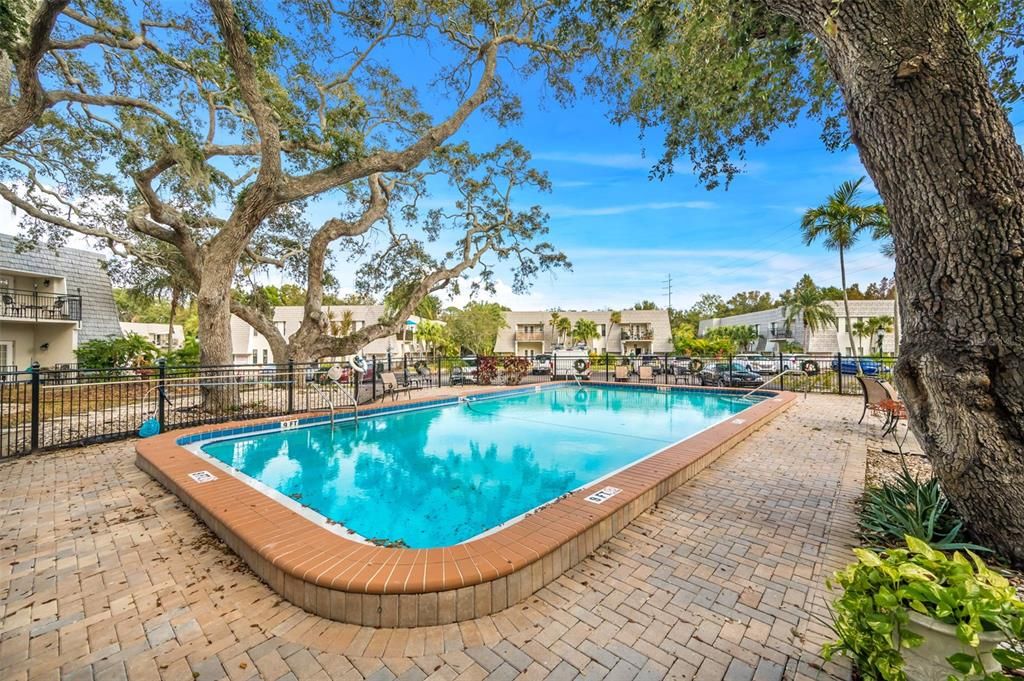 For Sale: $229,000 (1 beds, 1 baths, 818 Square Feet)