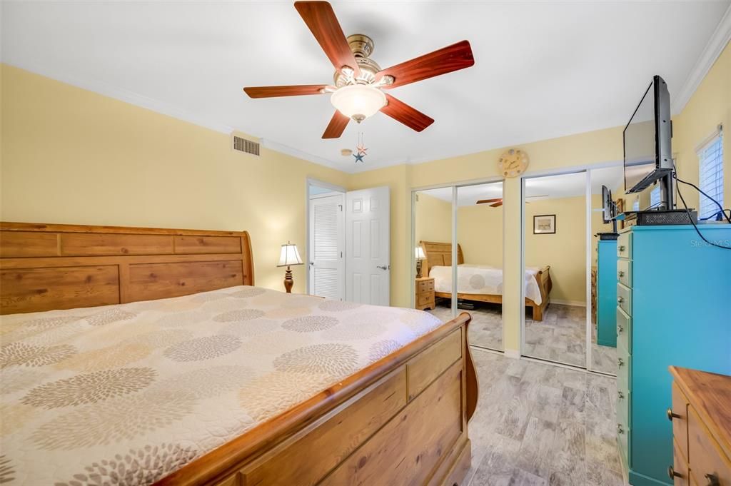 For Sale: $229,000 (1 beds, 1 baths, 818 Square Feet)