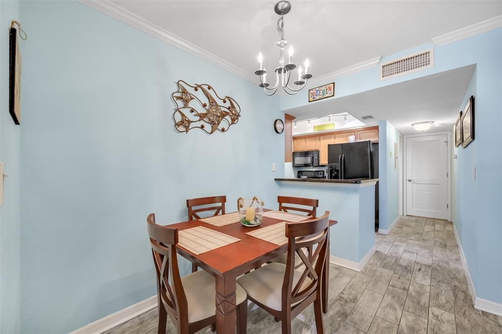 For Sale: $229,000 (1 beds, 1 baths, 818 Square Feet)