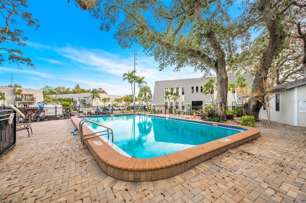 For Sale: $229,000 (1 beds, 1 baths, 818 Square Feet)