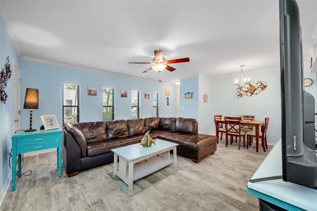 For Sale: $229,000 (1 beds, 1 baths, 818 Square Feet)