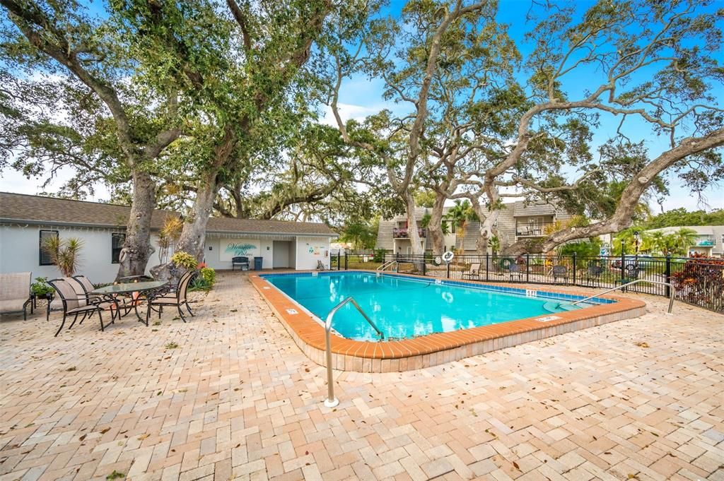 For Sale: $229,000 (1 beds, 1 baths, 818 Square Feet)