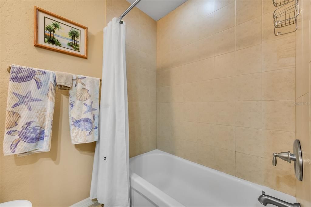 For Sale: $229,000 (1 beds, 1 baths, 818 Square Feet)