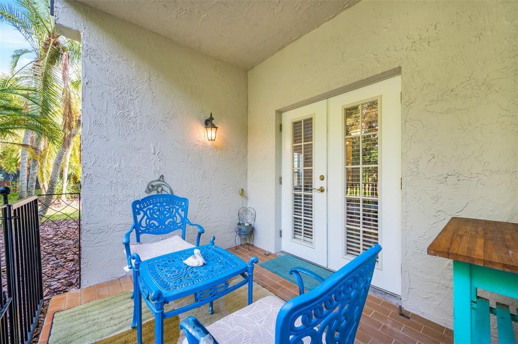 For Sale: $229,000 (1 beds, 1 baths, 818 Square Feet)