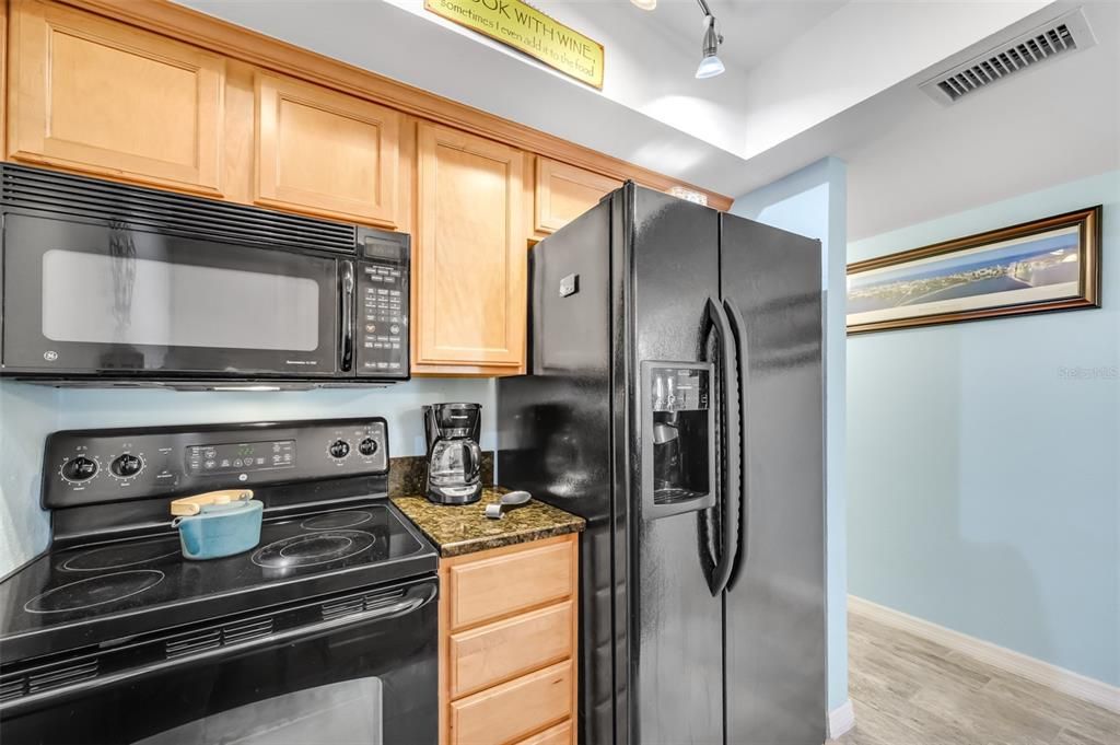 For Sale: $229,000 (1 beds, 1 baths, 818 Square Feet)