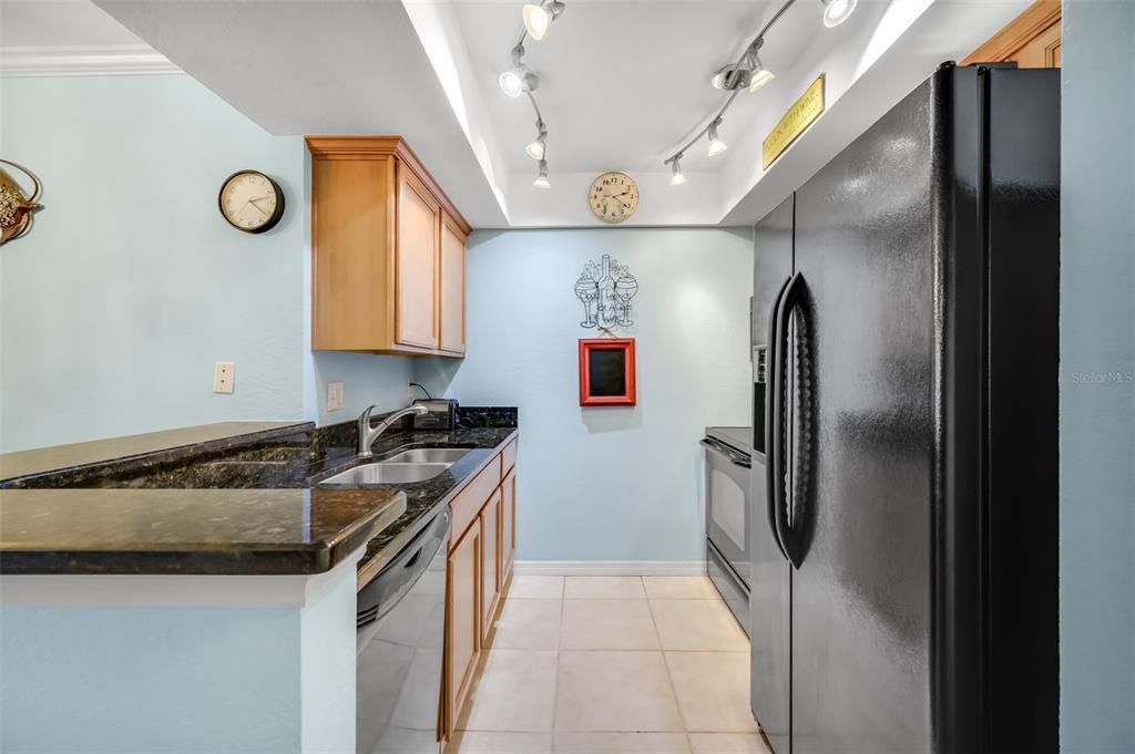 For Sale: $229,000 (1 beds, 1 baths, 818 Square Feet)