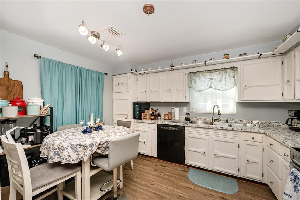 待售: $230,000 (2 贝兹, 2 浴室, 1176 平方英尺)