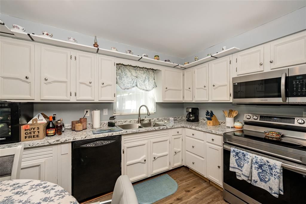 待售: $230,000 (2 贝兹, 2 浴室, 1176 平方英尺)