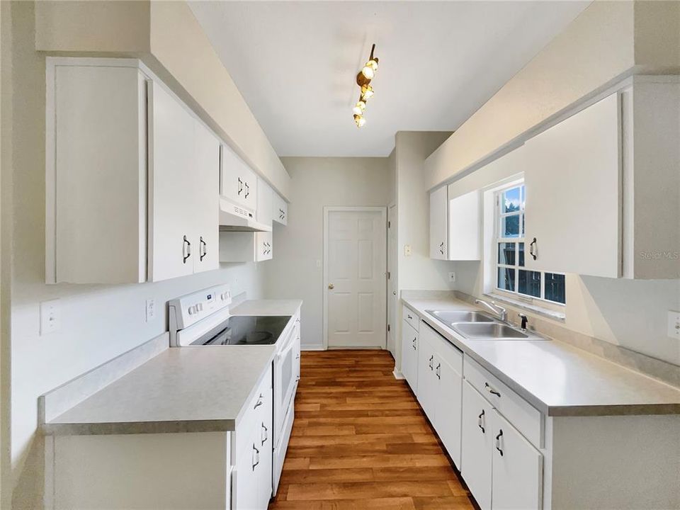 For Sale: $243,000 (3 beds, 2 baths, 1088 Square Feet)