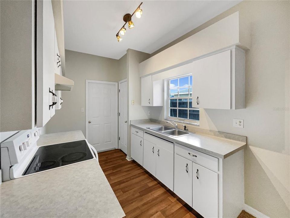 For Sale: $243,000 (3 beds, 2 baths, 1088 Square Feet)