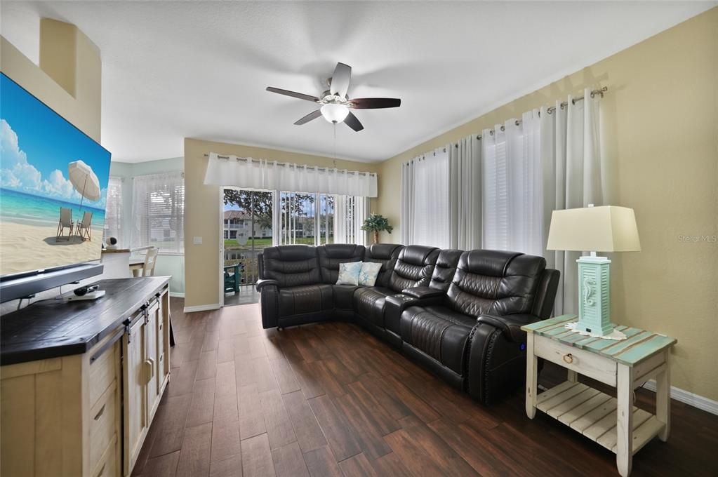 待售: $295,000 (3 贝兹, 2 浴室, 1383 平方英尺)