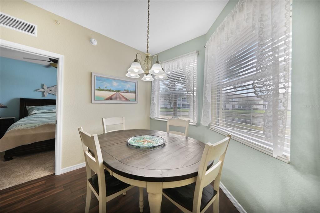 待售: $295,000 (3 贝兹, 2 浴室, 1383 平方英尺)