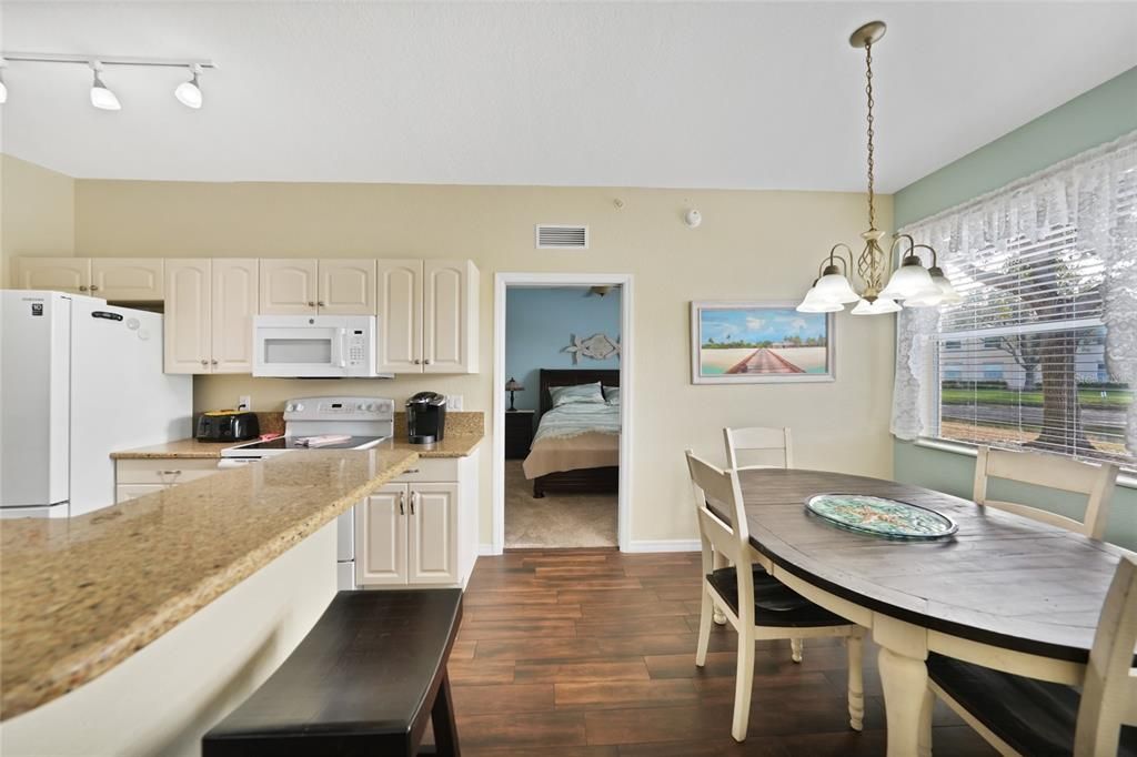 待售: $295,000 (3 贝兹, 2 浴室, 1383 平方英尺)