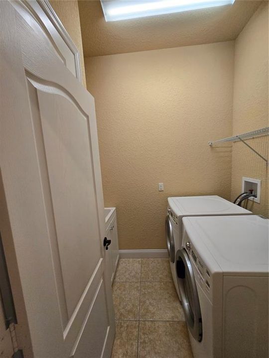 For Rent: $2,975 (5 beds, 3 baths, 2876 Square Feet)