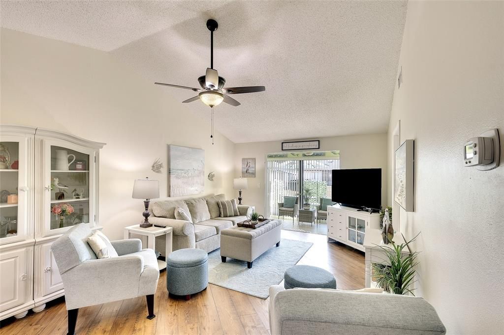 For Sale: $235,000 (2 beds, 2 baths, 937 Square Feet)