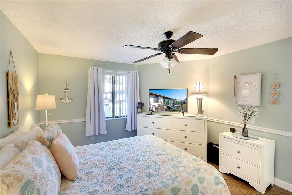 For Sale: $235,000 (2 beds, 2 baths, 937 Square Feet)